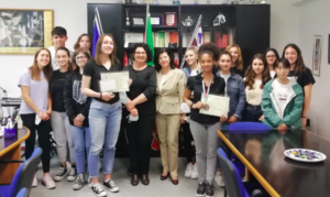 Le vincitrici del concorso di poesia "Città di Monza" con la Dirigente e la prof.ssa Giovanna Fagioli